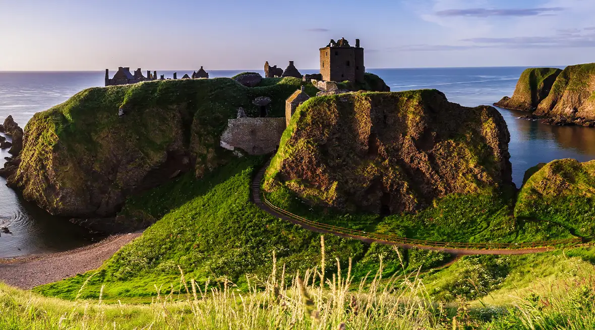 Burg auf einem zerklüfteten Felsvorsprung mit Blick aufs Meer, Dunnottar Castle, Schottland